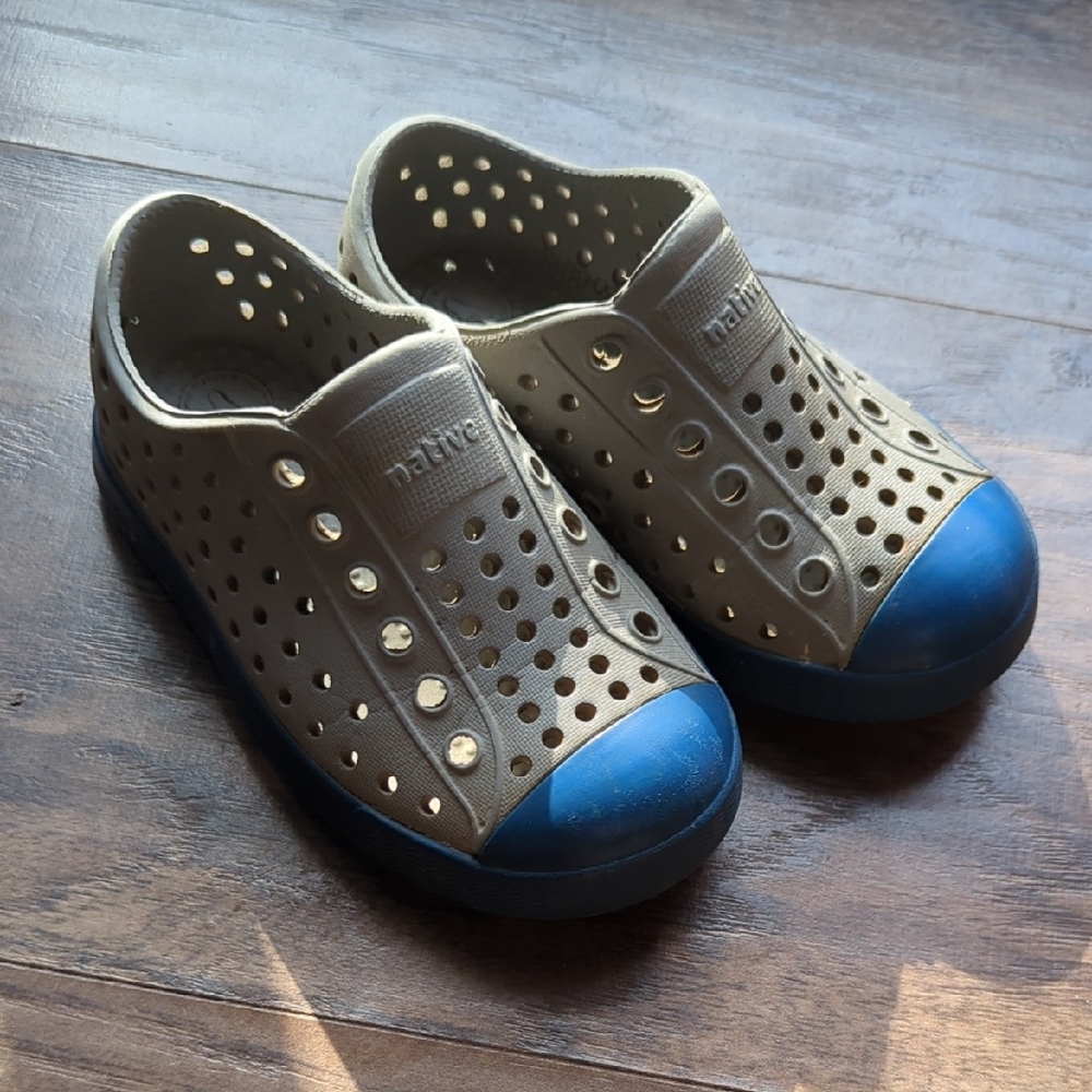 Native Kids Water Shoes in Beige and Blue